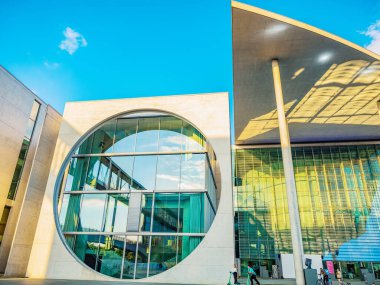 Berlin, Almanya 11 Ağustos 2021 Yeni modern bina orijinal kare şeklindeki hükümet binası. Avrupa seyahat kavramı