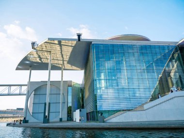 Berlin, Almanya 11 Ağustos 2021 Yeni modern bina orijinal kare şeklindeki hükümet binası. Avrupa seyahat kavramı