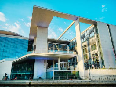 Berlin, Almanya 11 Ağustos 2021 Yeni modern bina orijinal kare şeklindeki hükümet binası. Avrupa seyahat kavramı