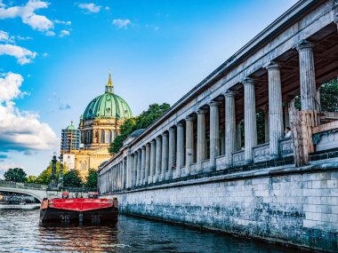 Berlin, Almanya 11 Ağustos 2021.colonnade Müze Adası, Avrupa nehri seyahat kavramından manzara