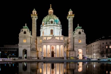Viyana, Avusturya, 6 Nisan 2019. Şehir merkezi. Geceleri St. Charles Kilisesi Avrupa seyahati konsepti