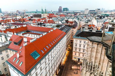 Viyana, Avusturya, 6 Nisan 2019. Şehir merkezi. Avrupa seyahati kavramı. Merkezdeki katedralin balkonundan şehrin üst görüntüsü.