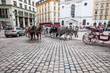 Viyana, Avusturya, 6 Nisan 2019. Şehir merkezi. At arabalı şehir turu. Avrupa seyahat kavramı