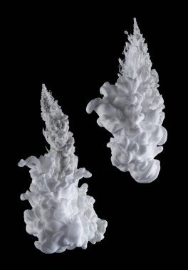 Sudaki beyaz akrilik renkler soyut ve parlak. konu fotoğrafı, kozmetik, içki ve reklam konsepti .