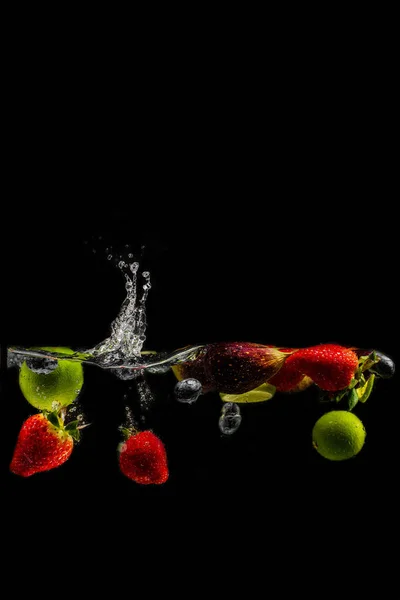 Frutti Succosi Luminosi Con Spruzzi Volano Nell Acquario Uno Sfondo — Foto Stock
