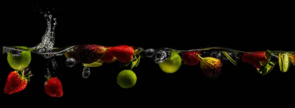 Frutas Jugosas Brillantes Con Salpicaduras Vuelan Acuario Sobre Fondo Negro — Foto de Stock