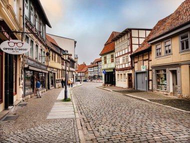 Quedlinburg, Saksonya-Anhalt, Almanya. 06 Temmuz 2021. Eski, eski, renkli evleri ve kaldırımları olan küçük bir kasaba. UNESCO Dünya Mirası Şehri. Avrupa seyahat kavramı