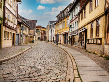 Quedlinburg, Saksonya-Anhalt, Almanya. 06 Temmuz 2021. Eski, eski, renkli evleri ve kaldırımları olan küçük bir kasaba. UNESCO Dünya Mirası Şehri. Avrupa seyahat kavramı