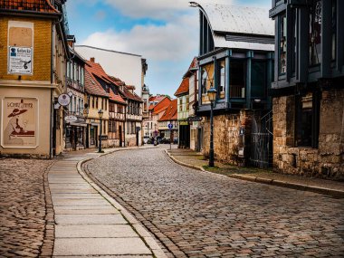 Quedlinburg, Saksonya-Anhalt, Almanya. 06 Temmuz 2021. Eski, eski, renkli evleri ve kaldırımları olan küçük bir kasaba. UNESCO Dünya Mirası Şehri. Avrupa seyahat kavramı