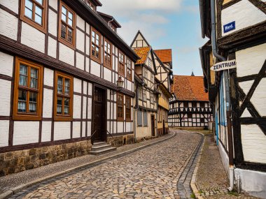 Quedlinburg, Saksonya-Anhalt, Almanya. 06 Temmuz 2021. Eski, eski, renkli evleri ve kaldırımları olan küçük bir kasaba. UNESCO Dünya Mirası Şehri. Avrupa seyahat kavramı