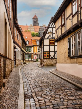 Quedlinburg, Saksonya-Anhalt, Almanya. 06 Temmuz 2021. Eski, eski, renkli evleri ve kaldırımları olan küçük bir kasaba. UNESCO Dünya Mirası Şehri. Avrupa seyahat kavramı