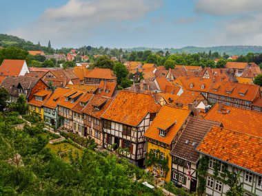 Quedlinburg, Saksonya-Anhalt, Almanya. 06 Temmuz 2021. Küçük bir kasaba. Kiremitli çatılar, üst manzara. UNESCO Dünya Mirası Şehri.