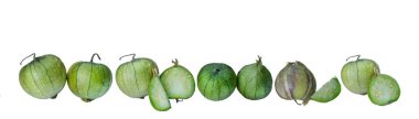 physalis philadelphica. Domates ya da Meksika kabuklu domates. Bir kabuklu taze organik yeşil domates (Physalis philadelphica). Beyaz domatesler üzerinde yalıtılmış büyük ve şirin yeşil domatesler