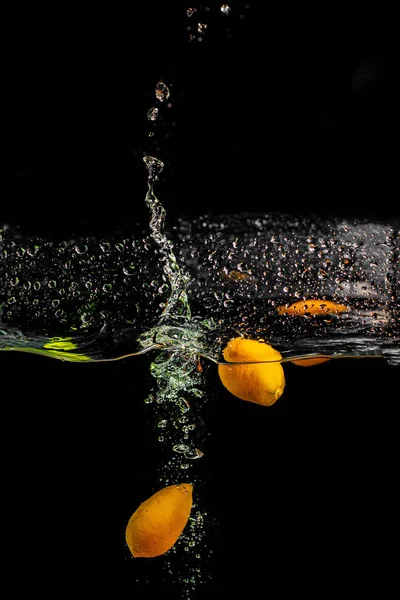 Frutas Jugosas Brillantes Con Salpicaduras Vuelan Acuario Sobre Fondo Negro —  Fotos de Stock