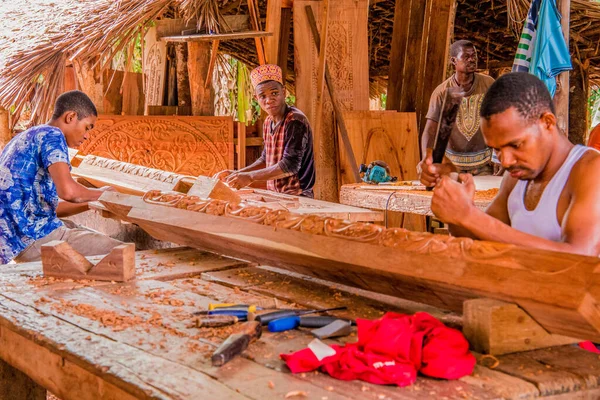 Stone Town, Zanzibar, Tanzanya. 27 Mart 2018. Afrika ahşap oymacılığı atölyesi. Muhteşem oyulmuş kapılar ve mobilyalar. Tanzanya 'da odun kesen zanaatkarlar