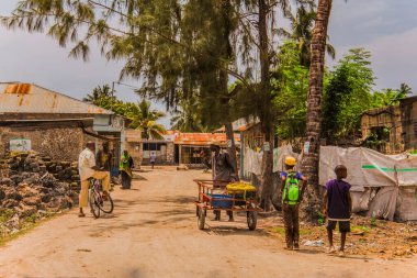 Zanzibar, Tanzanya. 27 Mart 2018. Geleneksel Afrika yolu ve insanlar işlerine devam ediyorlar.