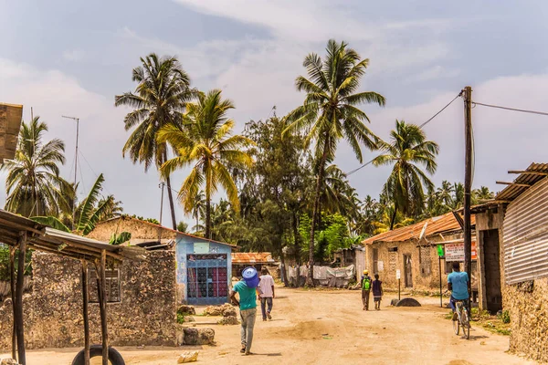 Zanzibar, Tanzanya. 27 Mart 2018. Geleneksel Afrika yolu ve insanlar işlerine devam ediyorlar.