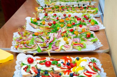 Büyük tabakta bir sürü farklı atıştırmalık var. Lezzetli aperatif yemek için hazır. Gıda arka plan kavramı