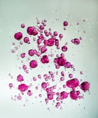 Aydınlatılmış gri arkaplanda kırmızı baloncukları kapat