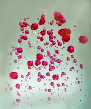 Aydınlatılmış gri arkaplanda kırmızı baloncukları kapat