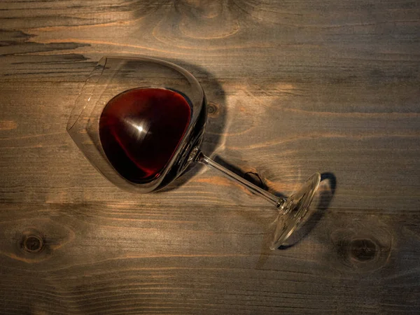 Beau Grand Verre Avec Vin Rouge Trouve Sur Fond Bois — Photo