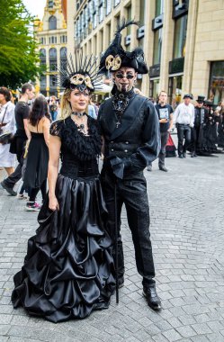 Leipzig, Almanya , Juny 9, 2019 . Sokakta siyah ve kırmızı gotik ve steampunk kostümleri Şenlikli insanlar 
