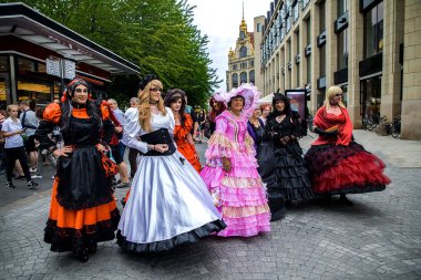 Leipzig, Almanya , Juny 9, 2019 . Sokakta siyah ve kırmızı gotik ve steampunk kostümleri Şenlikli insanlar. Kadın elbise giymiş erkekler