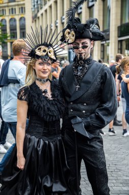 Leipzig, Almanya , Juny 9, 2019 . Sokakta siyah ve kırmızı gotik ve steampunk kostümleri Şenlikli insanlar 