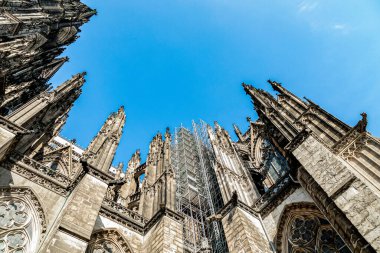 Köln, Almanya, 22 Şubat 2019. Köln Katedrali 'ne kışın şeffaf beyaz gökyüzüne karşı alışılmadık bir açıyla bakmak. Tarihi ve seyahat kavramı.