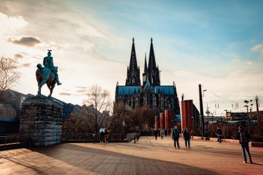 Köln, Almanya, 22 Şubat, 2019. Köln Katedrali ve yapraksız ağaç güneşli bir günde alışılmadık bir açıyla görülüyor.