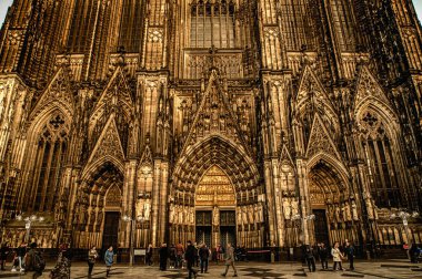 Köln, Almanya, 22 Şubat 2019. Ünlü güzel Köln Katedrali, gün batımında güzel bir gökyüzünün arka planına karşı.