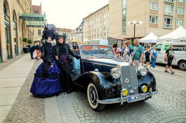 Leipzig, Almanya , Juny 9, 2019 . Sokakta siyah ve kırmızı gotik ve steampunk kostümleri Şenlikli insanlar 
