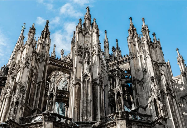 Köln, Almanya, 22 Şubat 2019. Köln Katedrali 'ne kışın şeffaf beyaz gökyüzüne karşı alışılmadık bir açıyla bakmak. Tarihi ve seyahat kavramı.