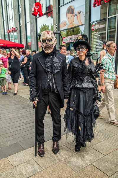 Leipzig, Almanya , Juny 9, 2019 . Sokakta siyah ve kırmızı gotik ve steampunk kostümleri Şenlikli insanlar 