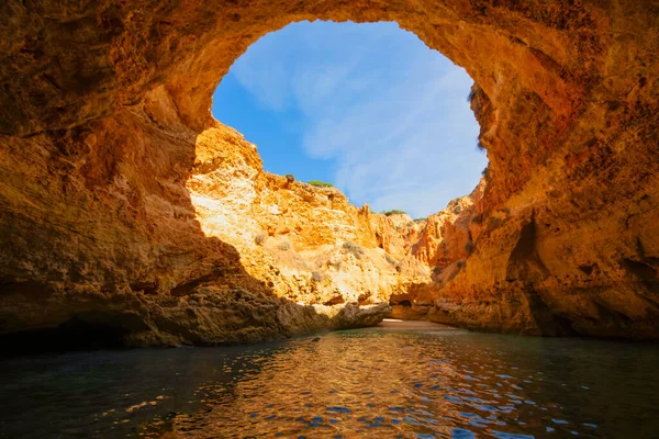 有名なポルトガルアルゴリズムの洞窟です 石の中の巨大な穴から見える空の景色 ブルースカイとレッドロック トラベルコンセプト — ストック写真