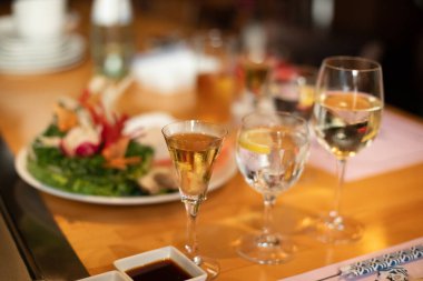 Japon Teppanyaki restoranını hazırlayan masa. Taze sebzeler ve bir bardak şarap.