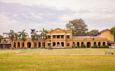 Colombo,Sri Lanka. 03 Şubat 2023 insanlar, tuk-tuk, otobus ve dükkanlarla dolu bir cadde. Günlük hayat. Asya ve egzotik ülkeler seyahat konsepti. Prens Wale 'in üniversitesi