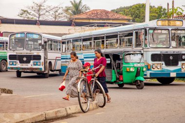Colombo,Sri Lanka. 03 Şubat 2023 insanlar, tuk-tuk, otobus ve dükkanlarla dolu bir cadde. Günlük hayat. Asya ve egzotik ülkeler seyahat kavramı