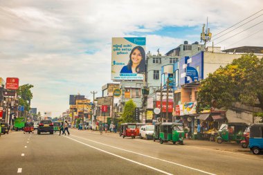 Colombo,Sri Lanka. 03 Şubat 2023 insanlar, tuk-tuk, otobus ve dükkanlarla dolu bir cadde. Günlük hayat. Asya ve egzotik ülkeler seyahat kavramı