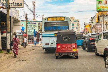 Colombo,Sri Lanka. 03 Şubat 2023 insanlar, tuk-tuk, otobus ve dükkanlarla dolu bir cadde. Günlük hayat. Asya ve egzotik ülkeler seyahat kavramı