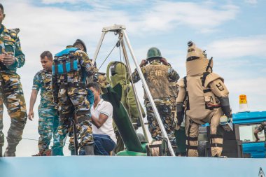 Colombo,Sri Lanka. 03 Şubat 2023 insanlar, tuk-tuk, otobus ve dükkanlarla dolu bir cadde. Günlük hayat. Asya ve egzotik ülkeler seyahat konsepti. Bağımsızlık Günü geçit törenine hazırlanıyorum.