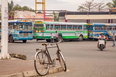 Colombo,Sri Lanka. 03 Şubat 2023 insanlar, tuk-tuk, otobus ve dükkanlarla dolu bir cadde. Günlük hayat. Asya ve egzotik ülkeler seyahat kavramı