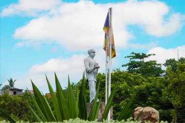 Colombo,Sri Lanka. 03 Şubat 2023 insanlar, tuk-tuk, otobus ve dükkanlarla dolu bir cadde. Günlük hayat. Asya ve egzotik ülkeler seyahat kavramı