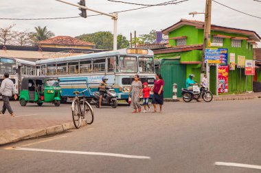 Colombo,Sri Lanka. 03 Şubat 2023 insanlar, tuk-tuk, otobus ve dükkanlarla dolu bir cadde. Günlük hayat. Asya ve egzotik ülkeler seyahat kavramı