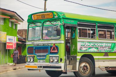 Colombo,Sri Lanka. 03 Şubat 2023 insanlar, tuk-tuk, otobus ve dükkanlarla dolu bir cadde. Günlük hayat. Asya ve egzotik ülkeler seyahat kavramı