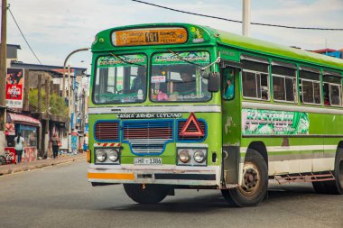 Colombo,Sri Lanka. 03 Şubat 2023 insanlar, tuk-tuk, otobus ve dükkanlarla dolu bir cadde. Günlük hayat. Asya ve egzotik ülkeler seyahat kavramı