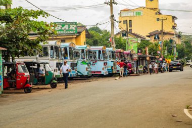Colombo,Sri Lanka. 03 Şubat 2023 insanlar, tuk-tuk, otobus ve dükkanlarla dolu bir cadde. Günlük hayat. Asya ve egzotik ülkeler seyahat kavramı