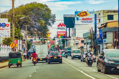 Colombo,Sri Lanka. 03 Şubat 2023 insanlar, tuk-tuk, otobus ve dükkanlarla dolu bir cadde. Günlük hayat. Asya ve egzotik ülkeler seyahat kavramı