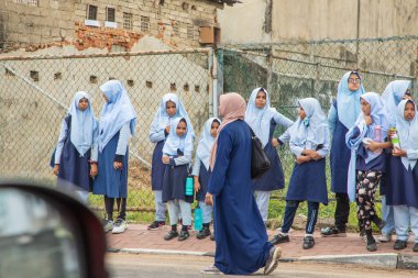 Colombo,Sri Lanka. 03 Şubat 2023 insanlar, tuk-tuk, otobus ve dükkanlarla dolu bir cadde. Günlük hayat. Asya ve egzotik ülkeler seyahat konsepti. Müslüman okul kızları
