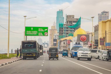 Colombo,Sri Lanka. 03 Şubat 2023 insanlar, tuk-tuk, otobus ve dükkanlarla dolu bir cadde. Günlük hayat. Asya ve egzotik ülkeler seyahat kavramı